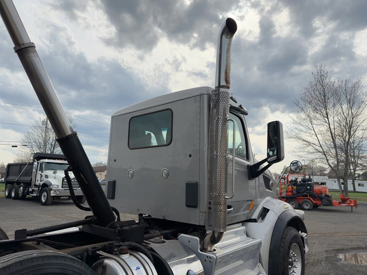 2015-peterbilt-567-image-19