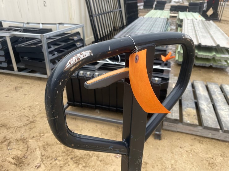 #3917-•-crown-5,000-lbs.-pallet-jack-image-11