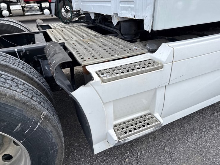 #31956-•-2012-volvo-vnl-tandem-axle-truck-tractor-image-36