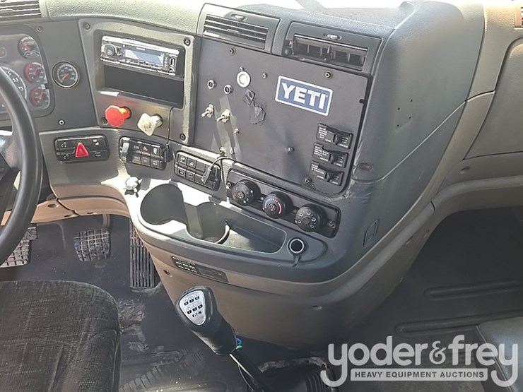 2011-freightliner-cascadia-125-image-73