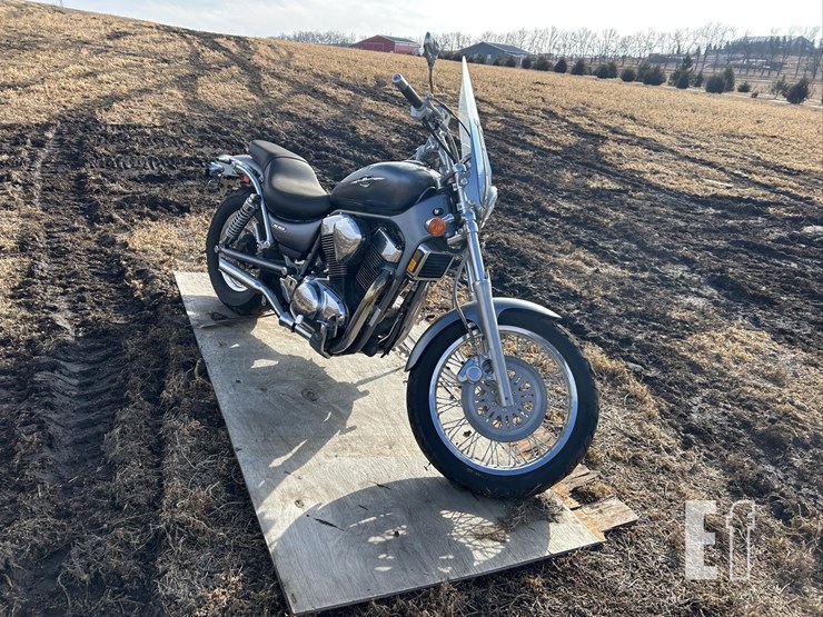 2005-suzuki-boulevard-s83-image-1