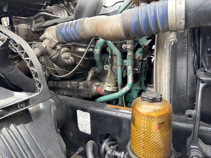 #31952-•-2010-volvo-vnl-tandem-axle-truck-tractor-image-30