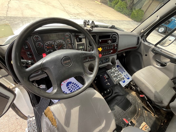 2020-freightliner-m2-106-image-19