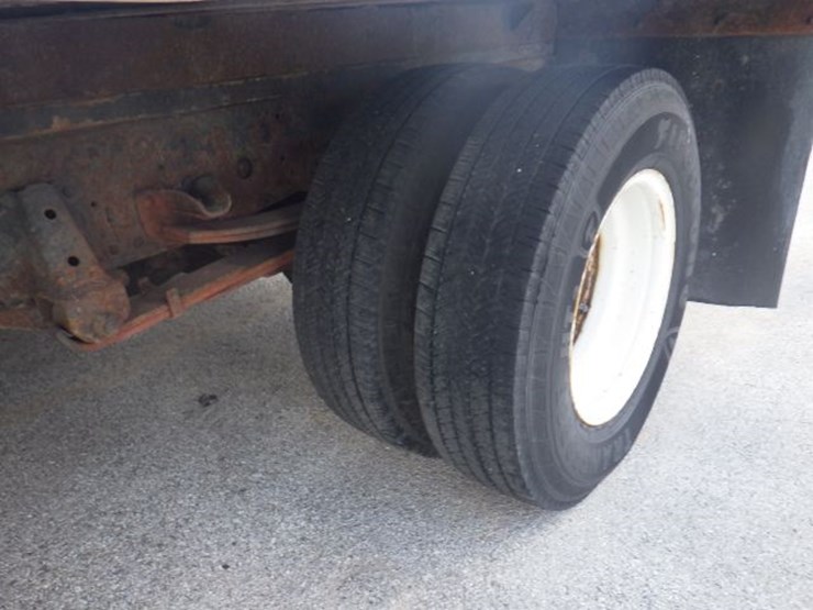 2014-isuzu-npr-hd-image-13