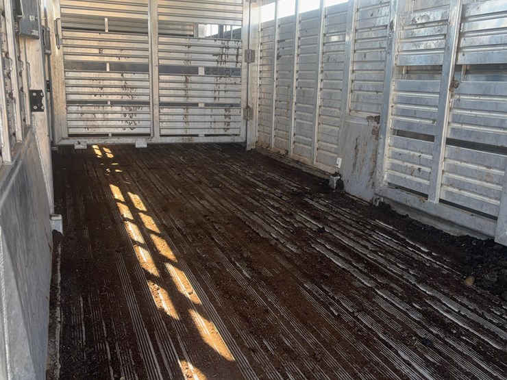 2005-featherlite-8127-livestock-trailer-image-12