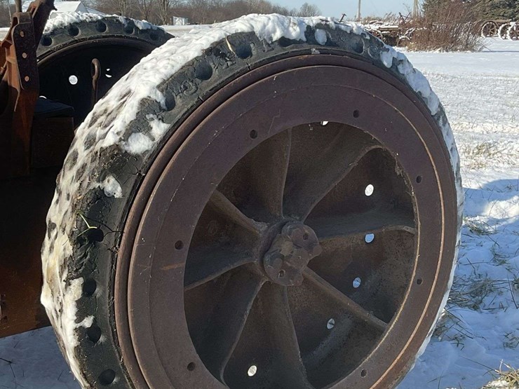 fordson-with-hard-rubber-tires-image-16