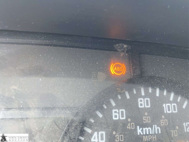 2010-isuzu-nqr-image-12