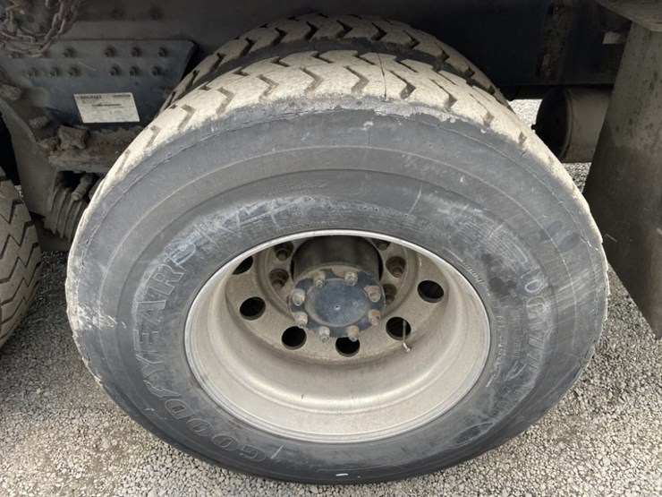 2014-peterbilt-320-image-35