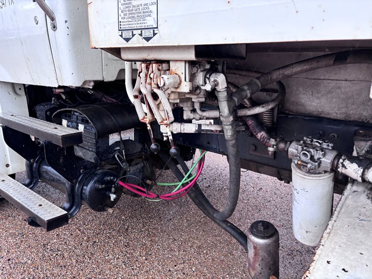 2009-sterling-l7500-image-9