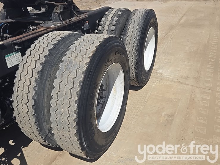 2011-freightliner-cascadia-125-image-11