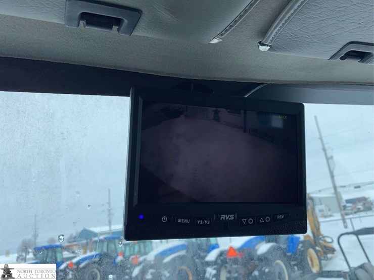 2011-freightliner-m2-106-image-21