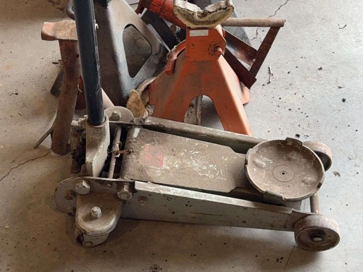 jack-stands-and-hydraulic-jack-image-3