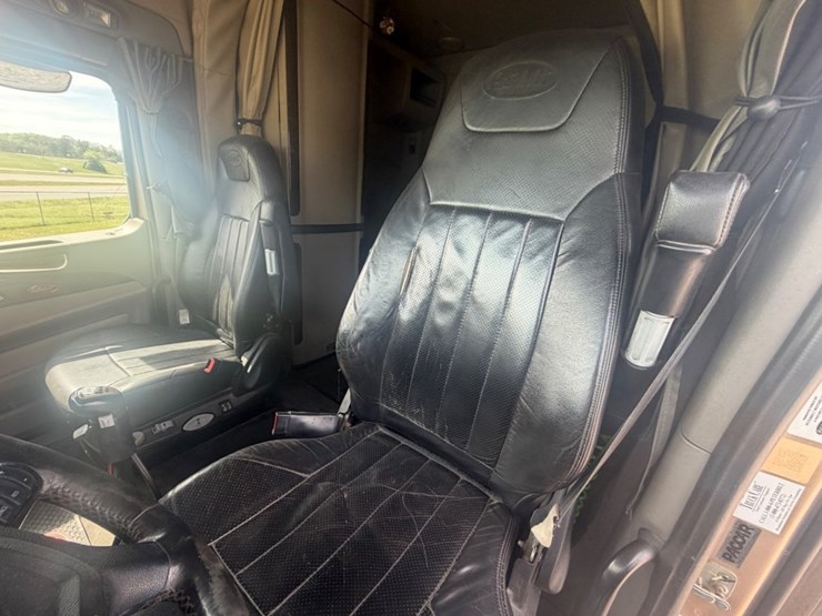 2019-peterbilt-567-image-29