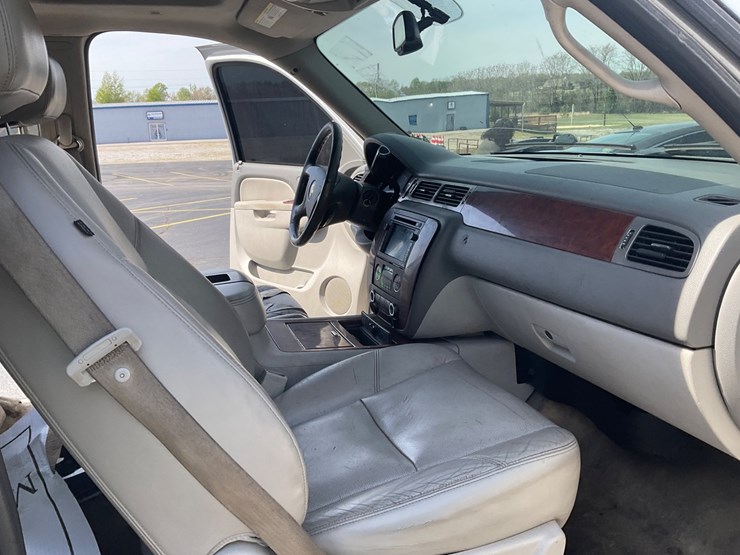 2011-chevrolet-tahoe-image-11