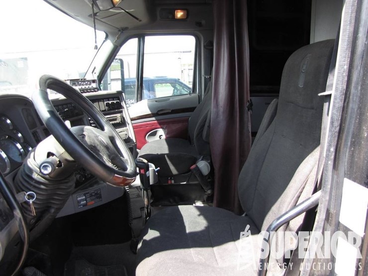 2011-kenworth-t700-image-2