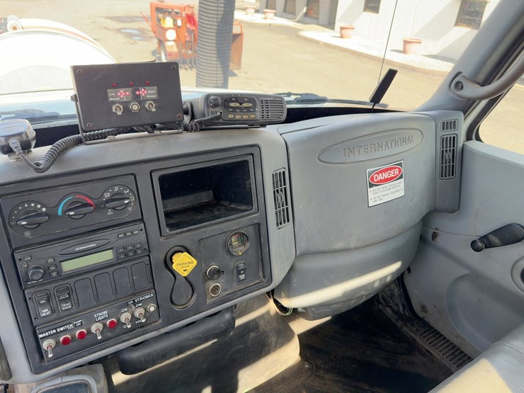 2006-international-7400-image-28