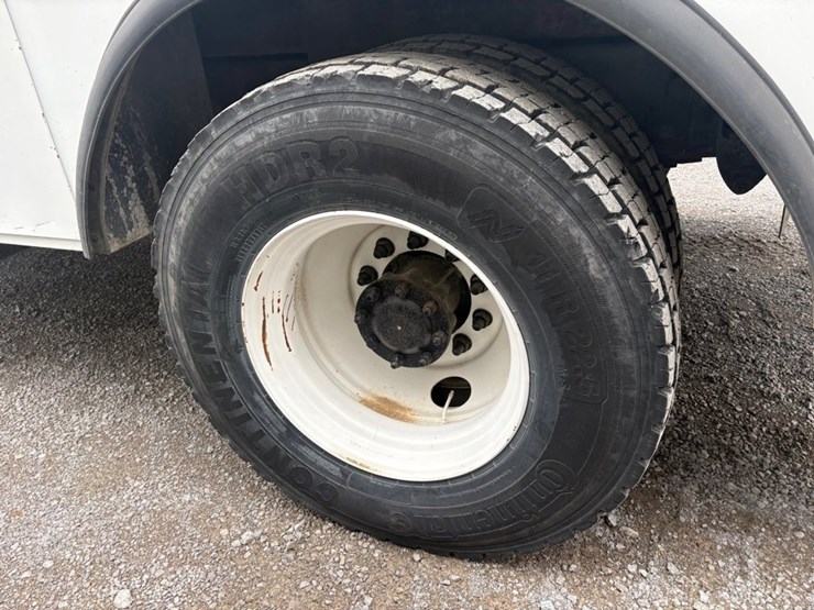 2007-peterbilt-335-image-11