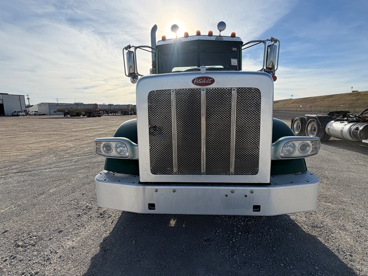 2021-peterbilt-367-image-3