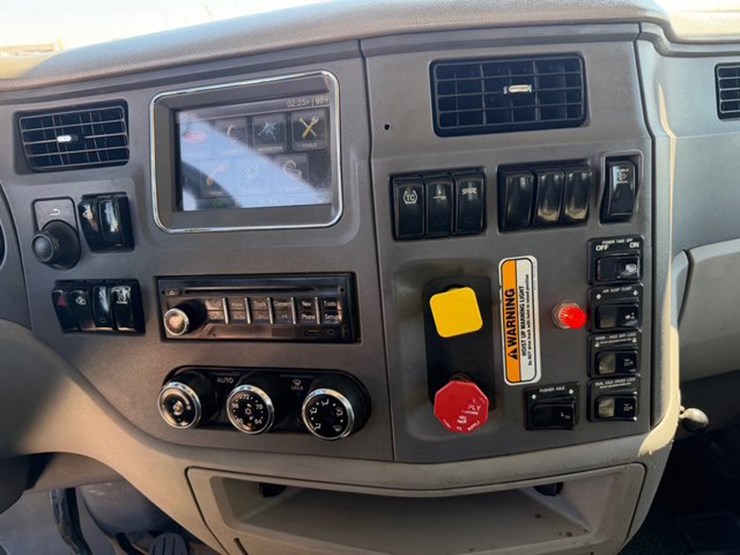 2016-peterbilt-567-image-13