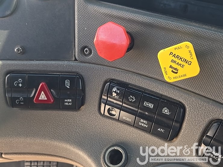 2014-freightliner-cascadia-113-image-107