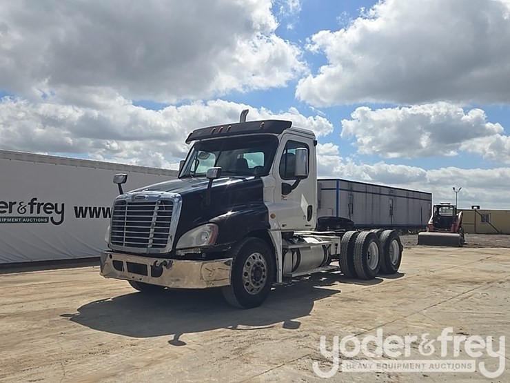 2011-freightliner-cascadia-125-image-1