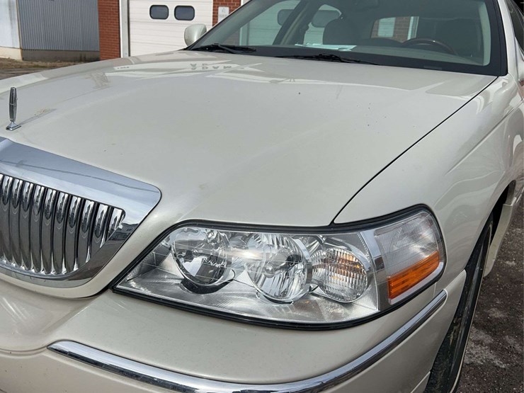 2005-lincoln-town-car-image-12