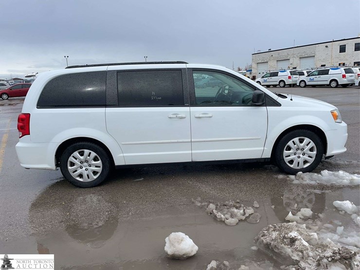 2014-dodge-grand-caravan-sxt-image-4