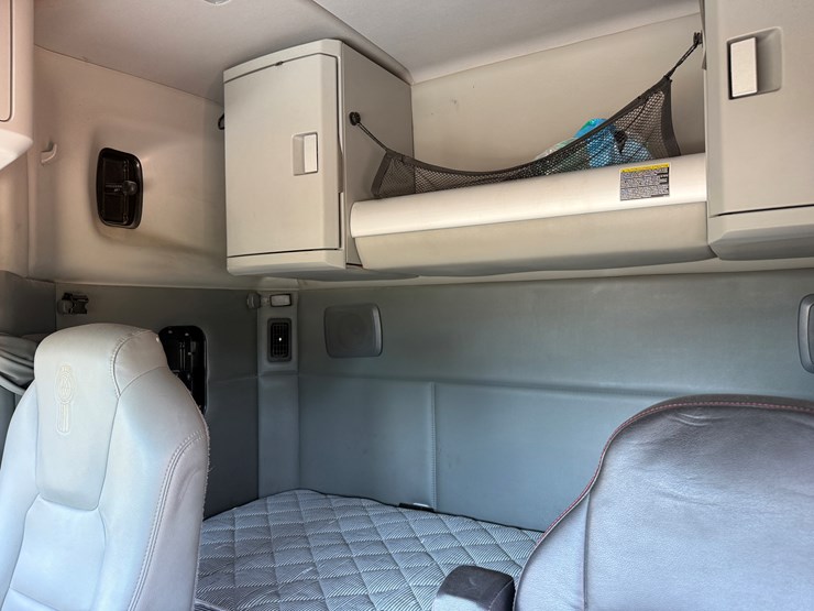 2016-kenworth-t880-image-18