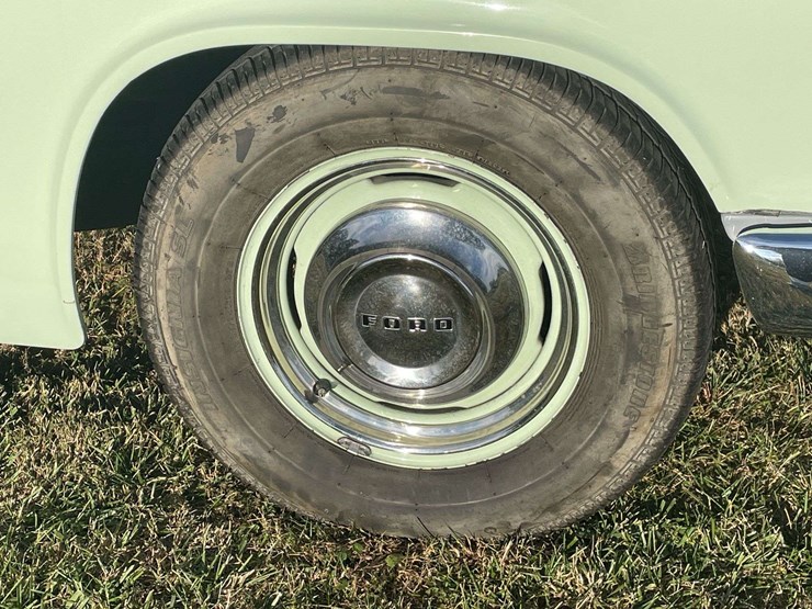 1953-ford-customline-sedan-image-16