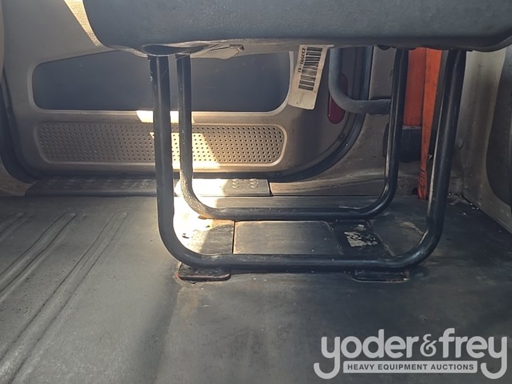 2011-freightliner-cascadia-125-image-70