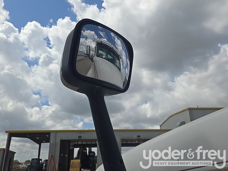 2011-freightliner-cascadia-125-image-71