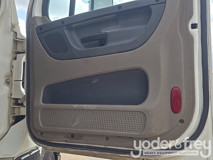 2011-freightliner-cascadia-125-image-85