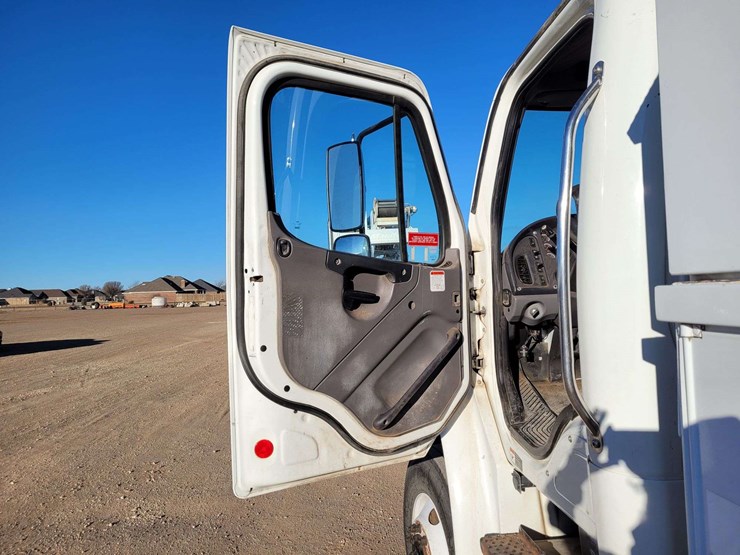 2014-freightliner-m2-106-image-21