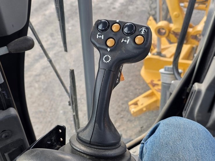 2020-caterpillar-140-image-73