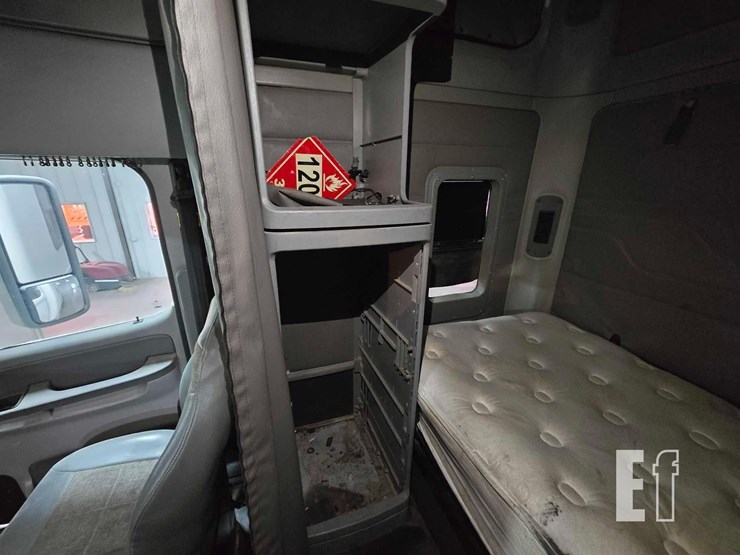 2009-freightliner-columbia-120-image-18