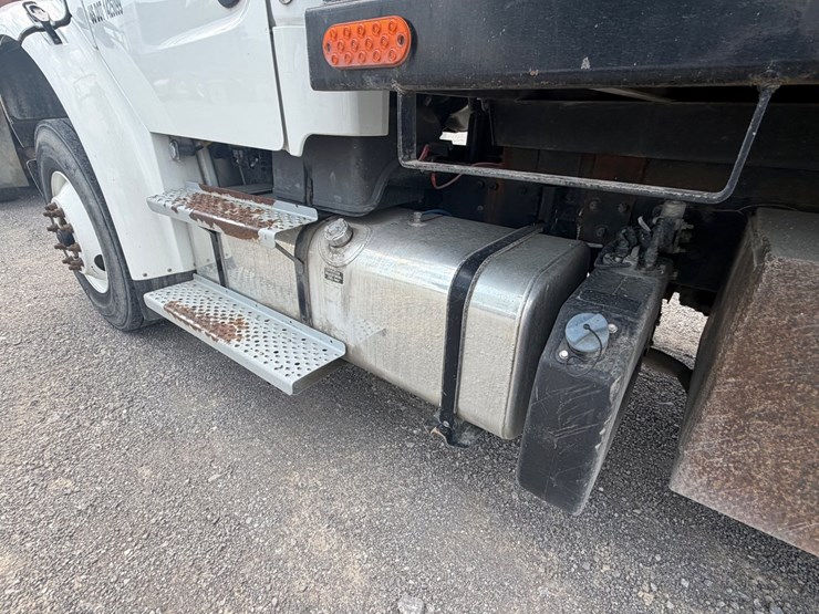 2020-freightliner-m2-106-image-11