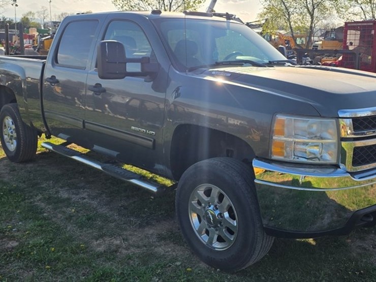 2011-chevrolet-2500-image-2