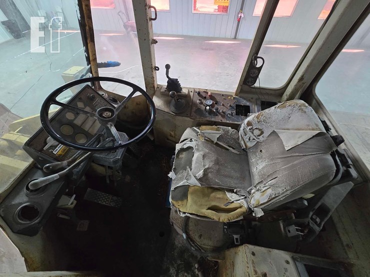 1990-deere-624e-image-13