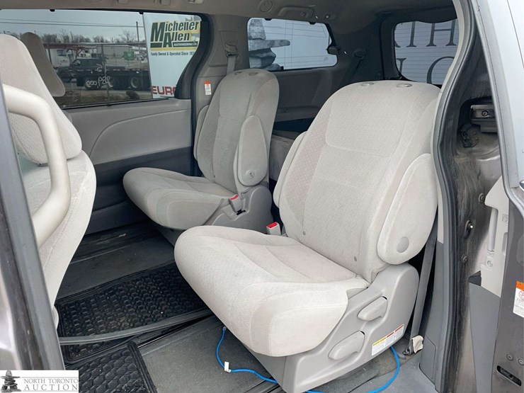 2015-toyota-sienna-image-15