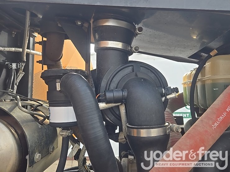 2016-case-750m-image-48