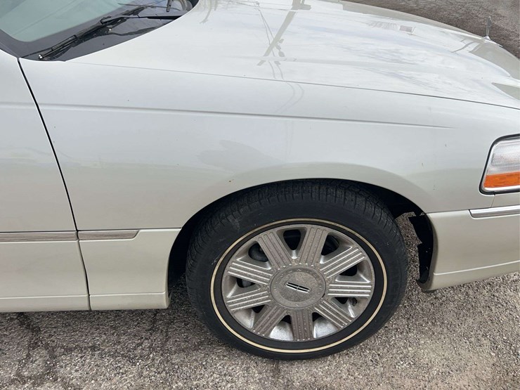 2005-lincoln-town-car-image-42