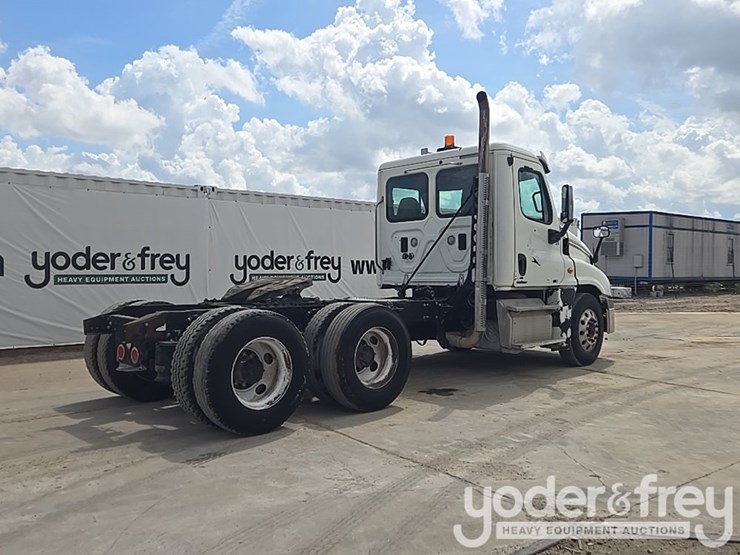 2011-freightliner-cascadia-125-image-5