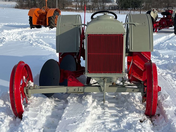 1925-fordson-with-mounted-terrace-plow-image-2