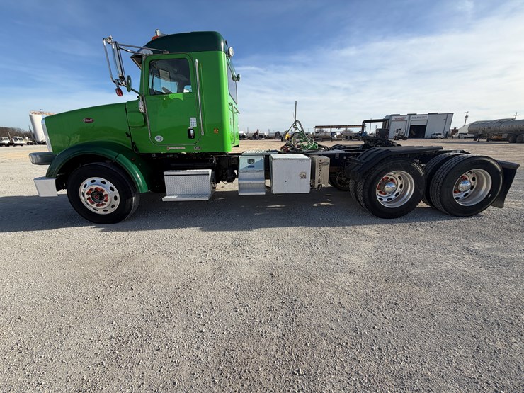 2021-peterbilt-367-image-9