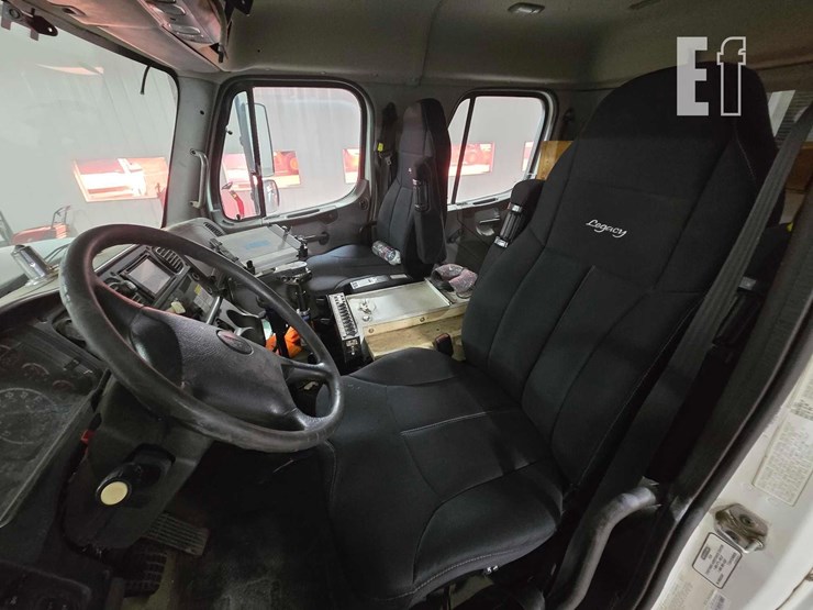 2012-freightliner-m2-106-image-19