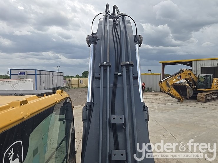 2017-deere-210g-lc-image-101