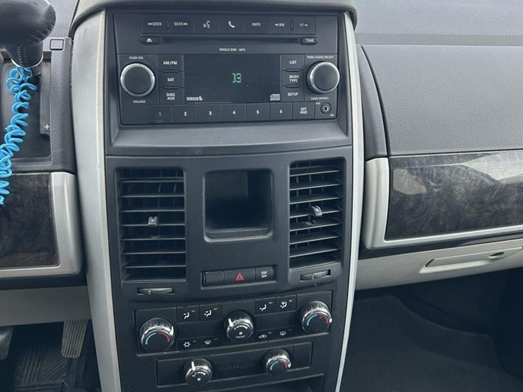 2010-dodge-grand-caravan-sxt-image-25