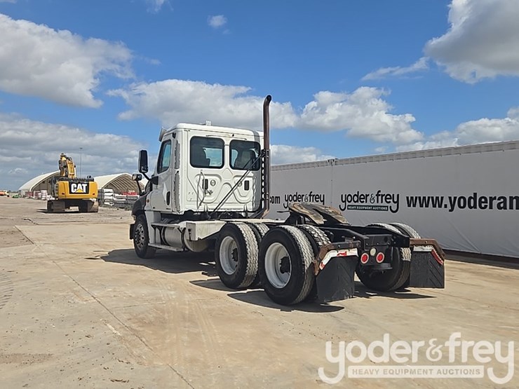 2011-freightliner-cascadia-125-image-3