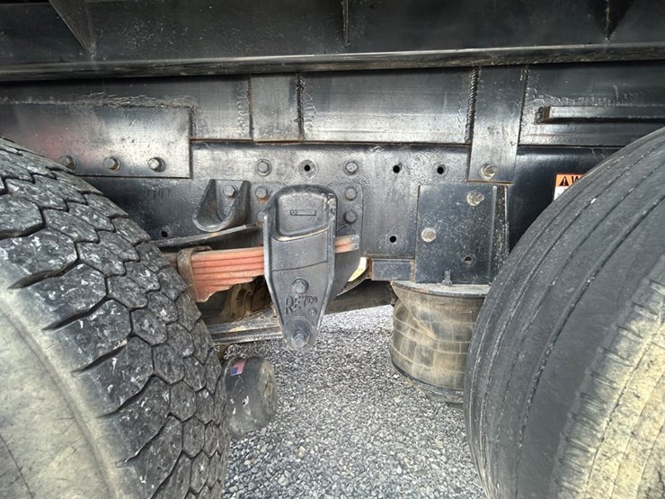 2005-peterbilt-335-image-18