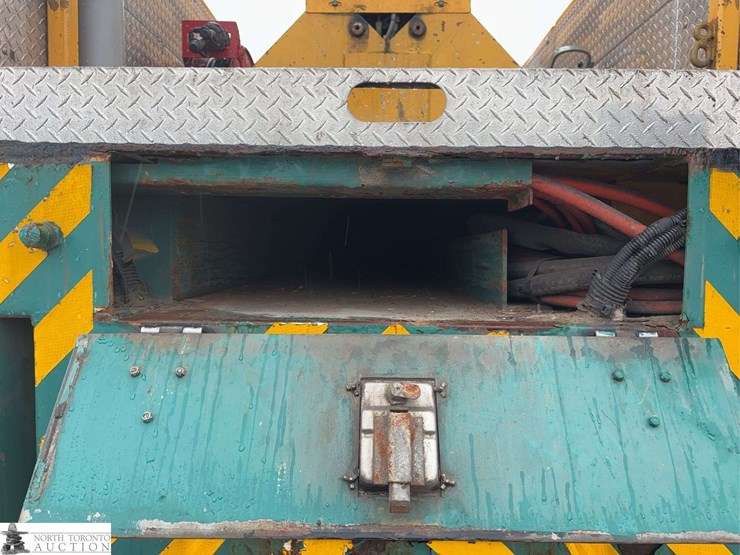 2011-freightliner-m2-106-image-14